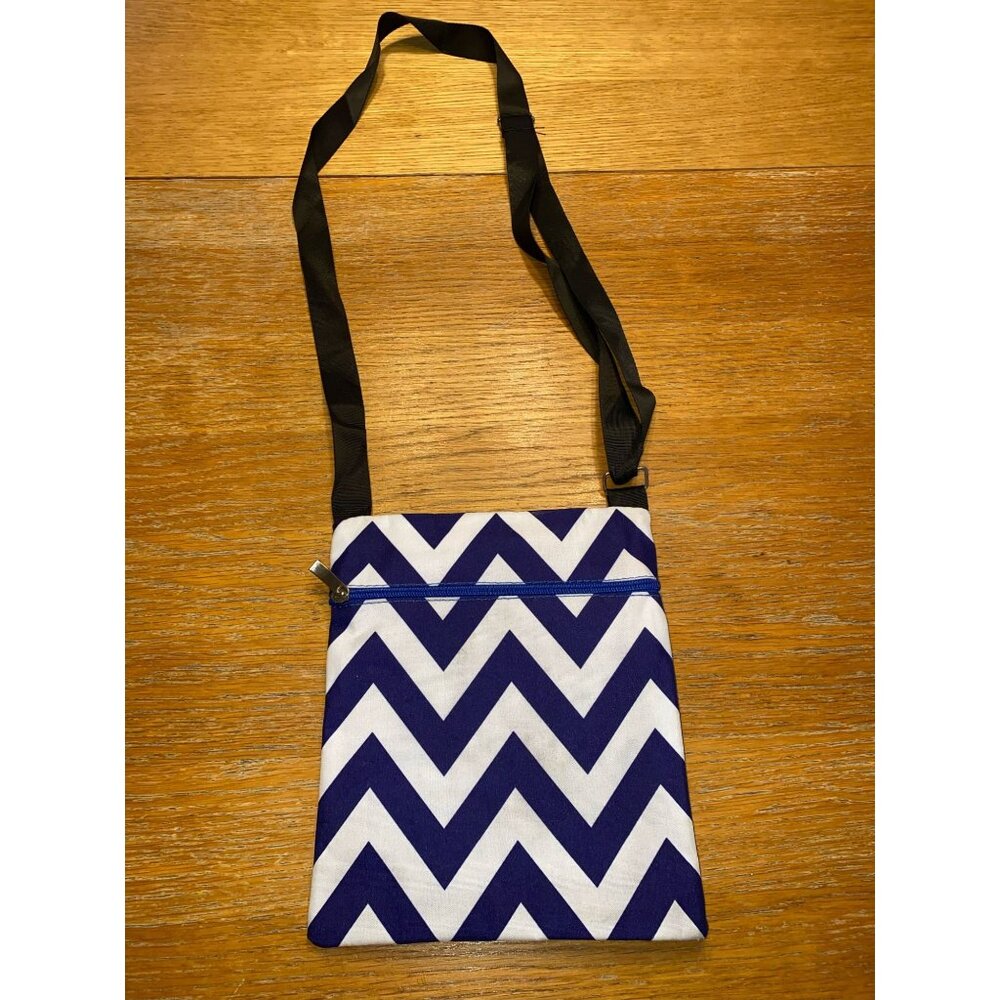 Chevron Pattern Crossbody Bag With Double Zipper Pocket & Adjustable Strap